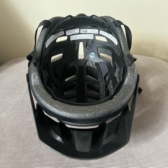 EUC Giro Men’s XL bike helmet - Picture 2 of 4